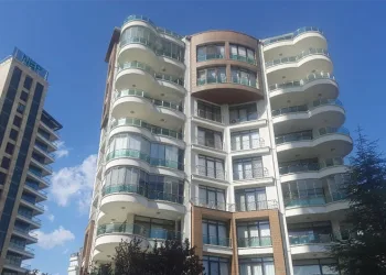 Ankara’da balkondan evine girmeye çalışan Amerikalı boşluğa düşerek öldü