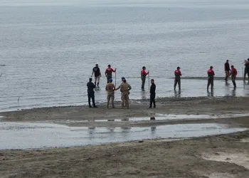 Ilısu Baraj Gölü kıyısında mahsur kalan Suriyeli aile kepçe yardımıyla kurtarıldı