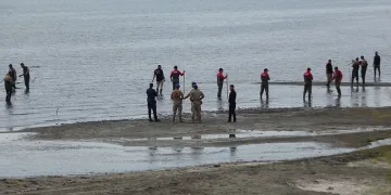 Ilısu Baraj Gölü kıyısında mahsur kalan Suriyeli aile kepçe yardımıyla kurtarıldı