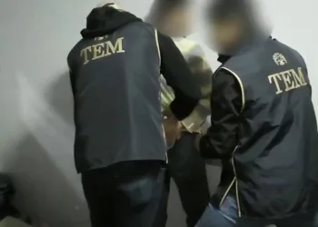 Hızla sokağa giren otomobil ortalığı yıkıp geçti