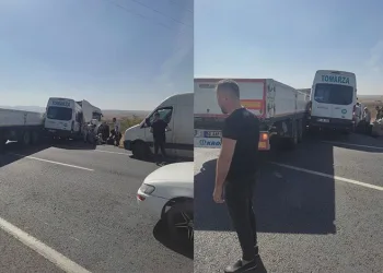Minibüs tıra çarptı: 11 yaralı
