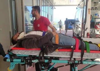 Bursa’da kontrolden çıkan motosiklet yol kenarına savruldu