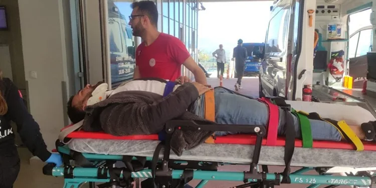 Bursa’da kontrolden çıkan motosiklet yol kenarına savruldu