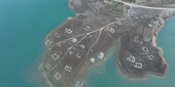 Baraj sularının altından mezarlık çıktı