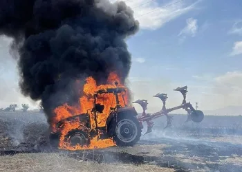 Tarla sürerken traktör alev aldı