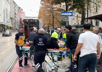 Bursa’da hafif ticari araç otomobille çarpıştı: 2 yaralı