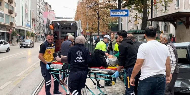 Bursa’da hafif ticari araç otomobille çarpıştı: 2 yaralı