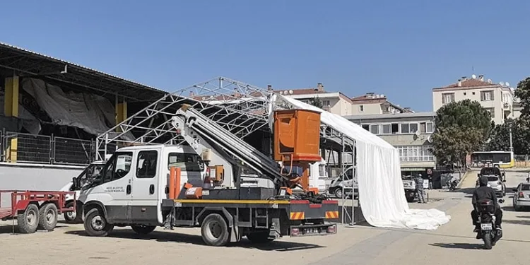 Pazar yerine branda kurarken 5 metre yükseklikten düştü