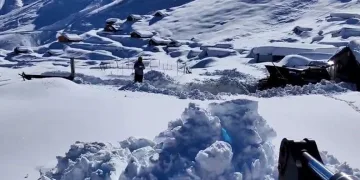 Karda mahsur kalan 5 kişi kurtarıldı