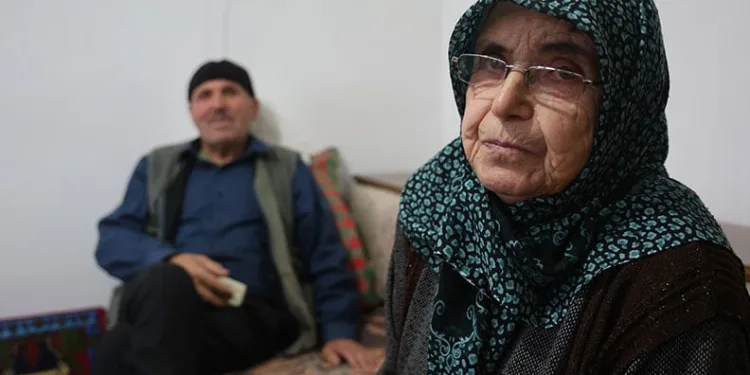 Yaşlı çift, 400 bin lirasını dolandırıcılara kaptırdı