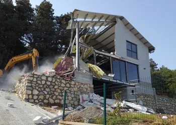 Uludağ eteklerinde kaçak villa yıkıldı