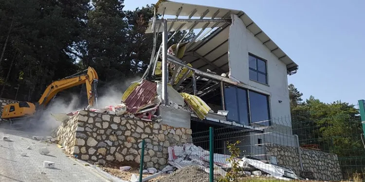 Uludağ eteklerinde kaçak villa yıkıldı