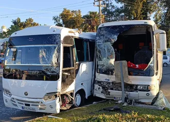 Otel çalışanlarını taşıyan servis araçları çarpıştı: 13 yaralı
