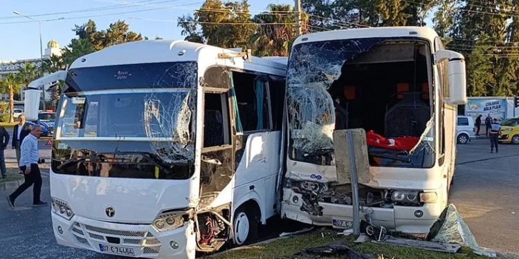 Otel çalışanlarını taşıyan servis araçları çarpıştı: 13 yaralı