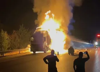 Bursa’da kargo yüklü TIR, alev alev yandı