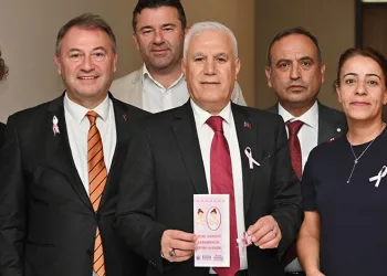 Meme kanserine ‘pembe kurdele’ ile dikkat çekildi