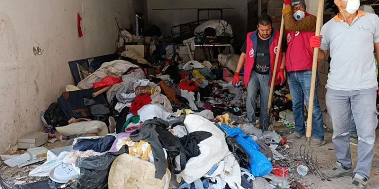 Çöp evden 10 kamyon çöp çıktı