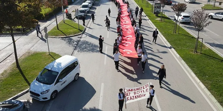 Öğrencilerden teröre lanet, “Yaşasın Cumhuriyet” yürüyüşü