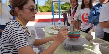 Kukla ile dersleri işliyor