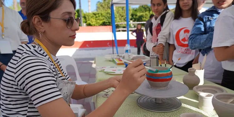 Kukla ile dersleri işliyor