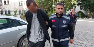 Çatalca’da minibüsle çarpışan hafriyat kamyonu devrildi: 1 yaralı