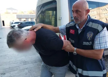 Trafikte tehlike saçan görüntü: Yolun yarısını kaplayarak malzeme taşıdı