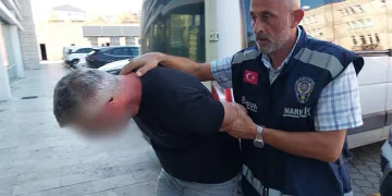 Trafikte tehlike saçan görüntü: Yolun yarısını kaplayarak malzeme taşıdı