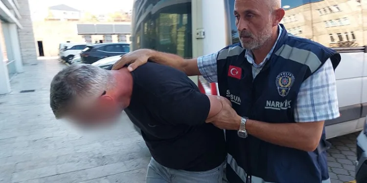 Trafikte tehlike saçan görüntü: Yolun yarısını kaplayarak malzeme taşıdı