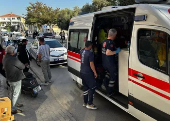 Sarp arazide devam eden orman yangınında alevlerle mücadele sürüyor
