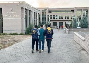 Batman’da 23 yıl hapis cezası olan firari yakalanarak tekrar cezaevine teslim edildi