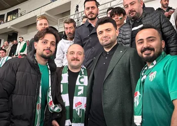 Mustafa Varank, Bursaspor maçını taraftarla izledi