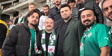 Mustafa Varank, Bursaspor maçını taraftarla izledi