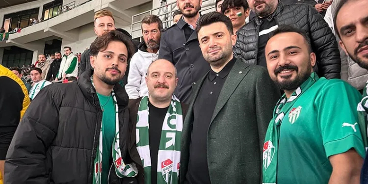 Mustafa Varank, Bursaspor maçını taraftarla izledi