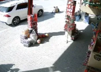 Bursa’da kaldırımda oturan çocuğun ayağını ezdi