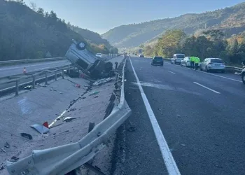 Bilecik’te kontrolden çıkan otomobil orta refüje çarparak takla attı