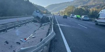 Bilecik’te kontrolden çıkan otomobil orta refüje çarparak takla attı