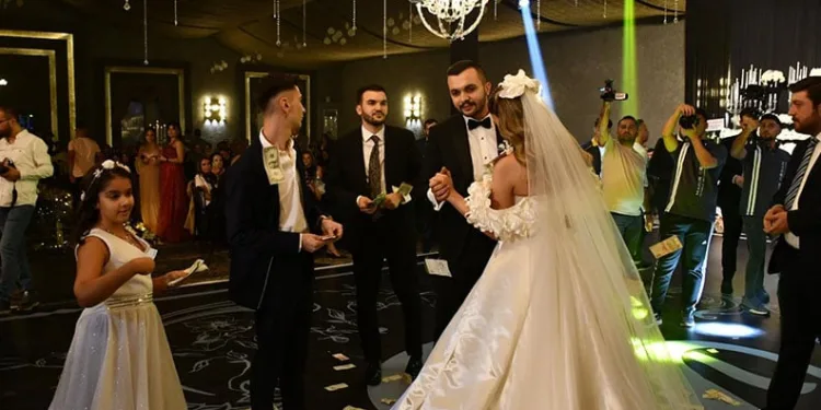 İki aşiretin düğününde paralar havada uçuştu