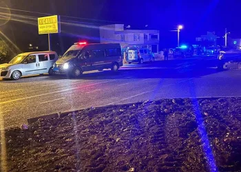 Şüphelinin yakını polise bıçakla saldırdı, yaralının yakınları tekme ve yumruk attı: 3 gözaltı