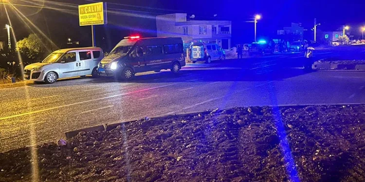 Şüphelinin yakını polise bıçakla saldırdı, yaralının yakınları tekme ve yumruk attı: 3 gözaltı