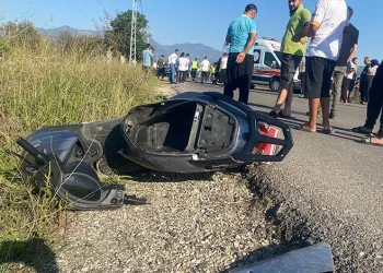 Otomobille çarpışan elektrikli motosikletteki çocuk öldü, kuzeni ağır yaralandı