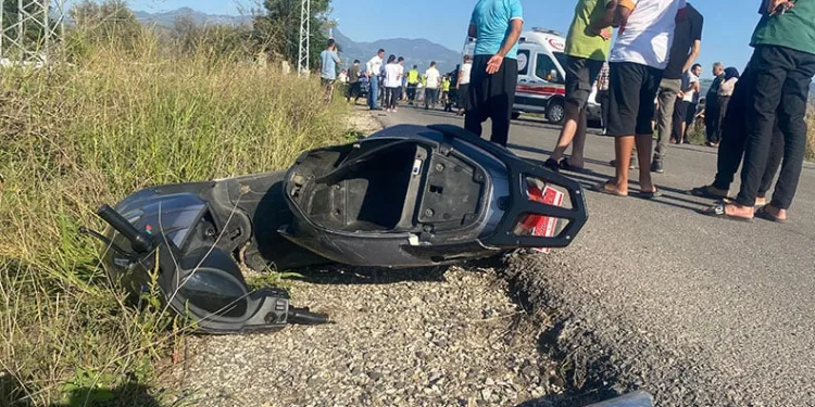 Otomobille çarpışan elektrikli motosikletteki çocuk öldü, kuzeni ağır yaralandı