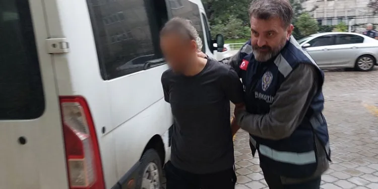 Samsun’da 6 kilo 700 gram esrarla yakalanan şahıs adliyeye sevk edildi