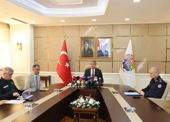 Ters yönde ilerleyen otomobil, yurda dönen öğrenciye çarptı