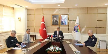 Ters yönde ilerleyen otomobil, yurda dönen öğrenciye çarptı