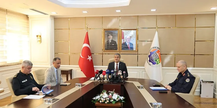 Ters yönde ilerleyen otomobil, yurda dönen öğrenciye çarptı