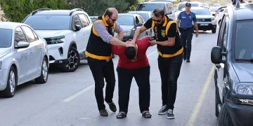 Kuşadası açıklarında 17 düzensiz göçmen kurtarıldı