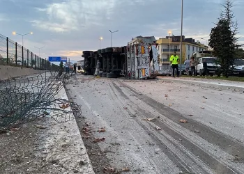 Bursa’da kontrolden çıkan TIR alt yola uçtu