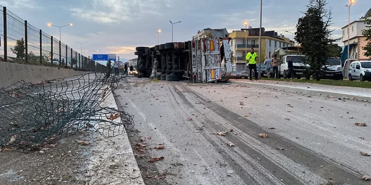 Bursa’da kontrolden çıkan TIR alt yola uçtu