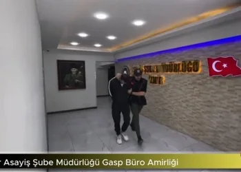 ATM’den para çeken emekliyi gasp etti