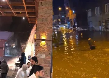 Bursa’da kahvehane sular altında kaldı, vatandaşlar oyuna devam etti